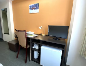 Daunenbettdecken, Schreibtisch, laptopgeeigneter Arbeitsplatz