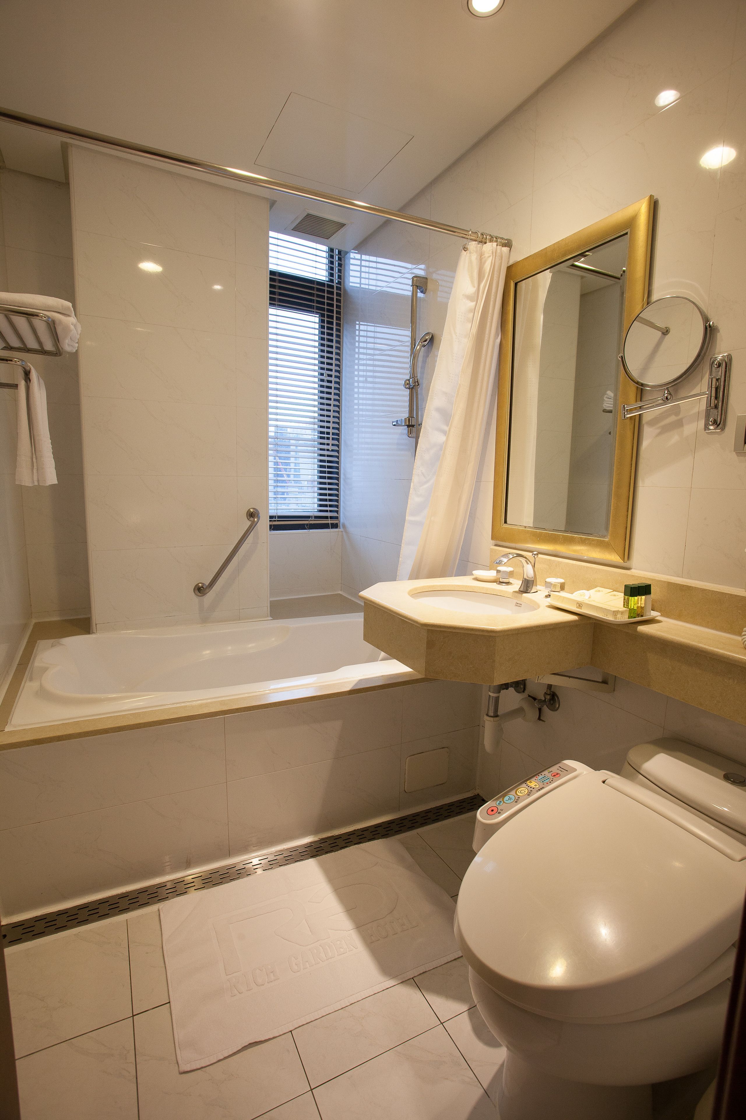 business double room, 1 double bed, corner | bathroom | hair dryer, slippers, electronic bidet, soap