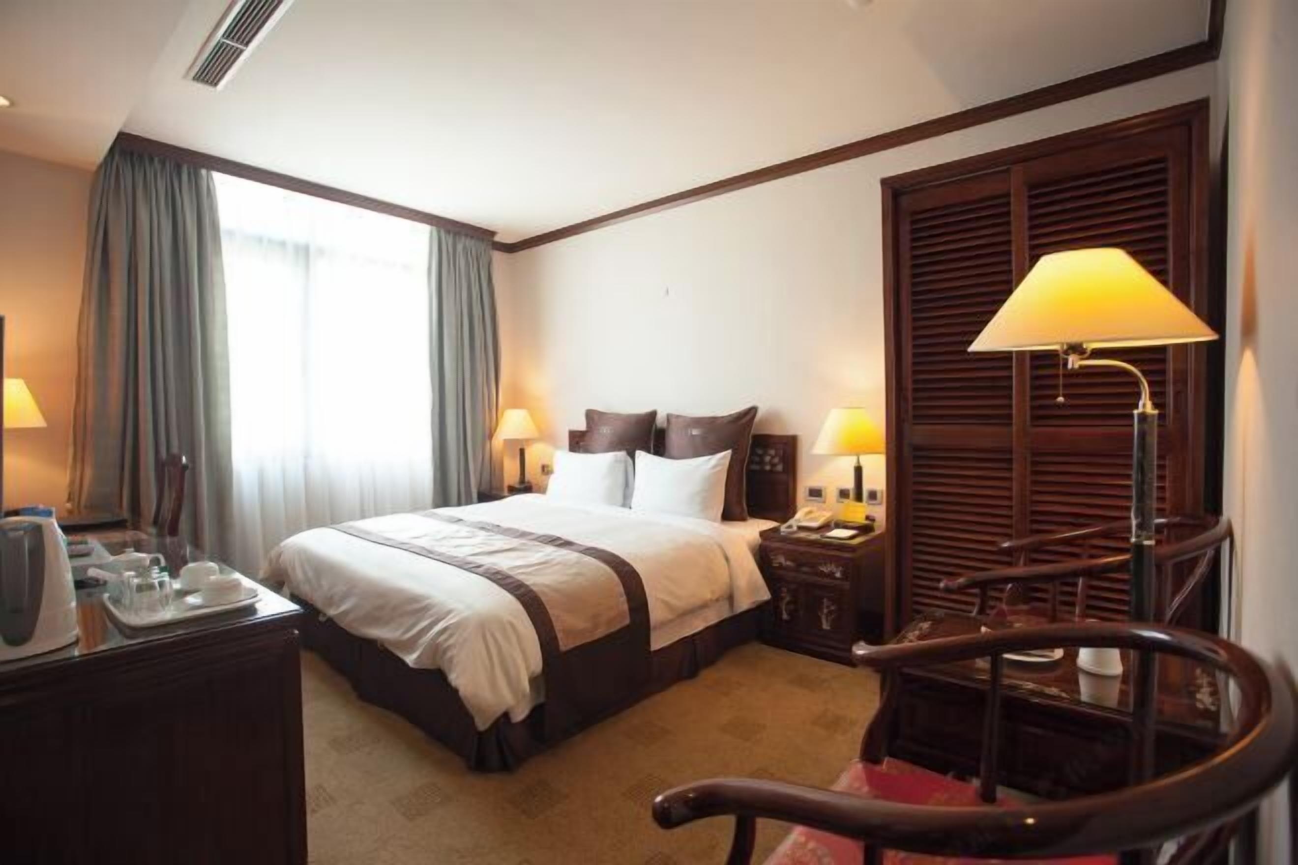 Edredón, escritorio y espacio para trabajar con laptop 