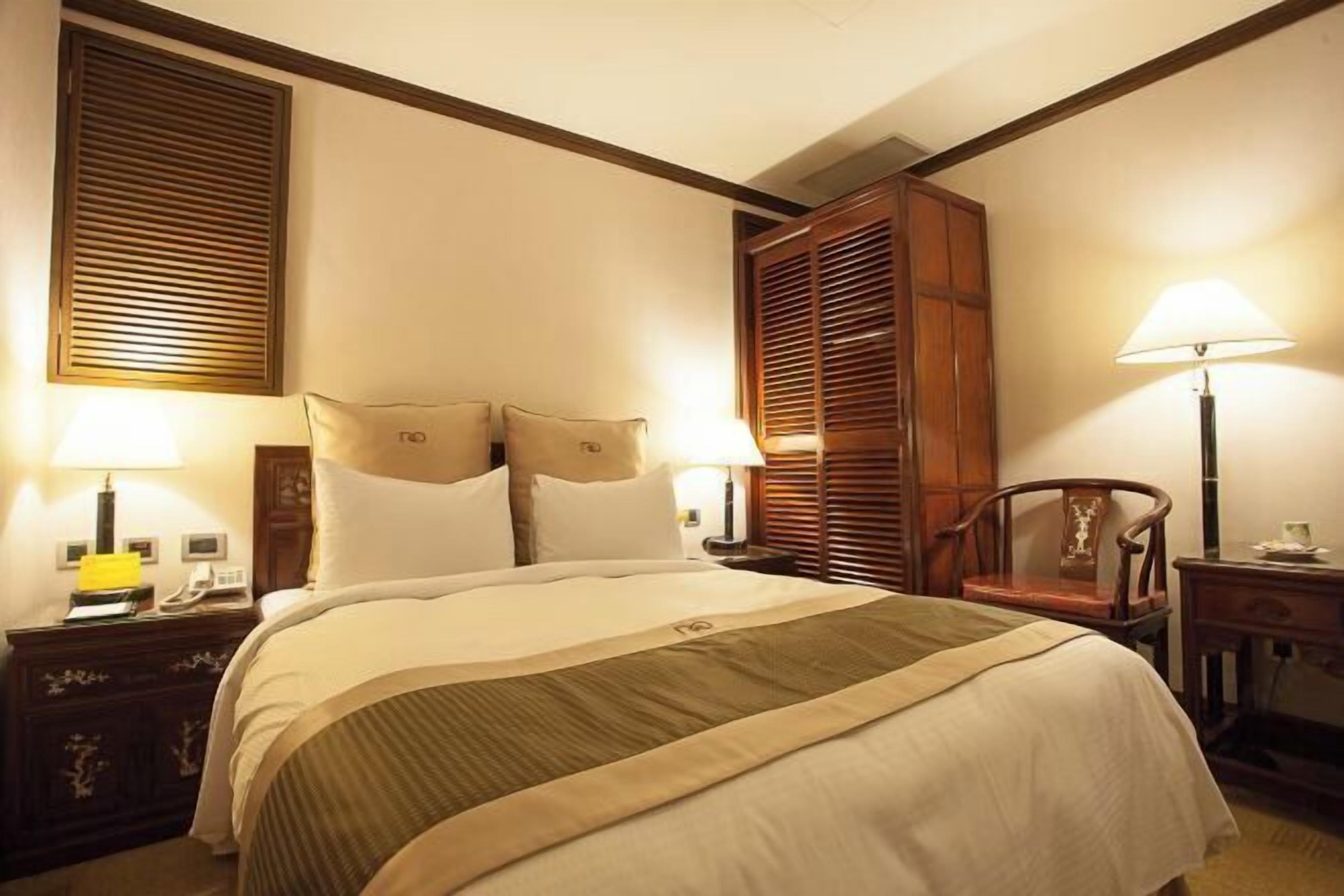 Edredón, escritorio y espacio para trabajar con laptop 