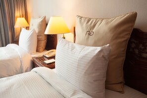 Down duvets, desk, laptop workspace, blackout curtains - Rich Garden Hotel (Taipei)