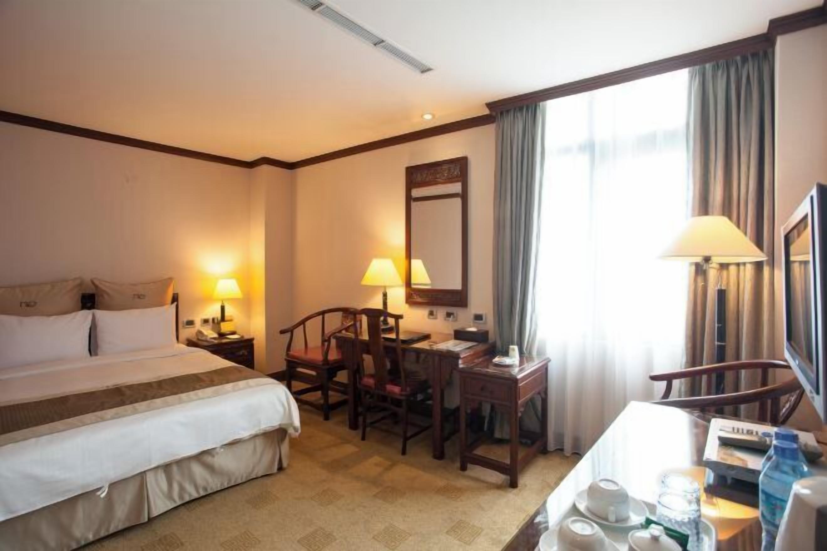 Edredón, escritorio y espacio para trabajar con laptop 