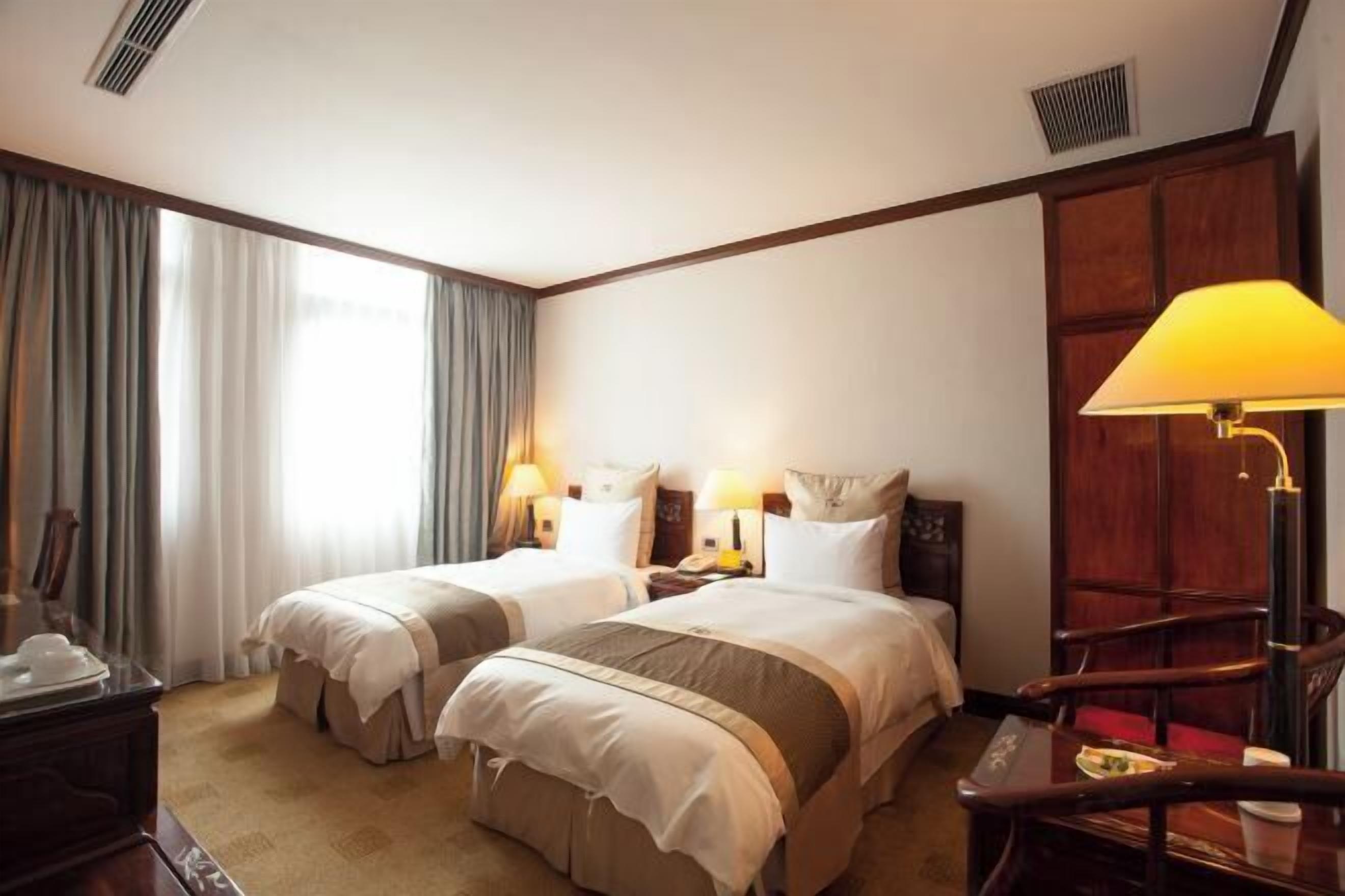 Edredón, escritorio y espacio para trabajar con laptop 