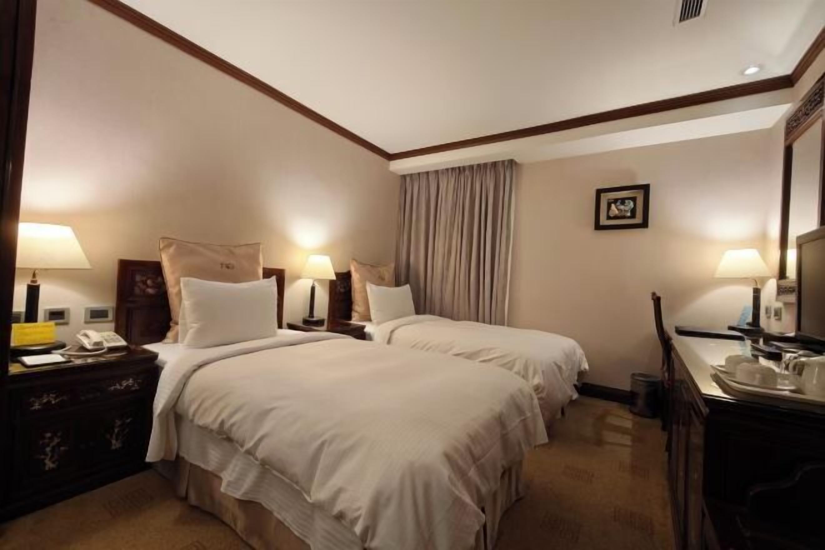 Edredón, escritorio y espacio para trabajar con laptop 