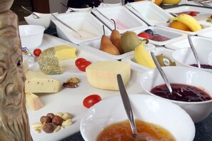 Café da manhã com buffet grátis todos os dias