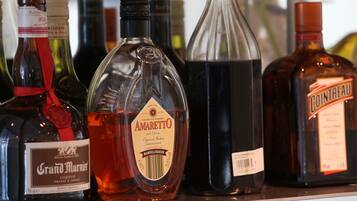 Variedad de botellas de licor en una estantería.