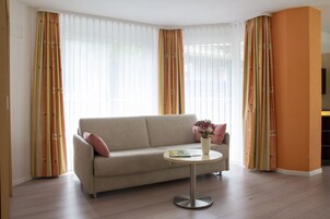 Habitación familiar, balcón | Caja fuerte, cunas gratuitas, wifi gratis y ropa de cama