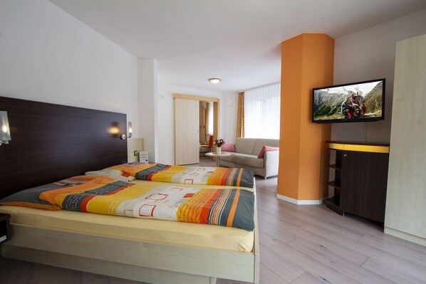 Quarto família, sacada | Cofres nos quartos, berços grátis, Wi-Fi de cortesia, roupa de cama