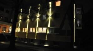 المنشأة من الخارج