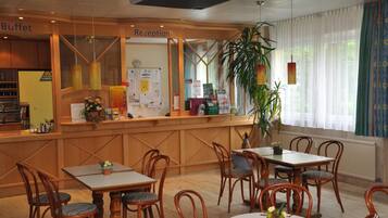 Phục vụ bữa trưa và bữa tối, đặc sản vùng