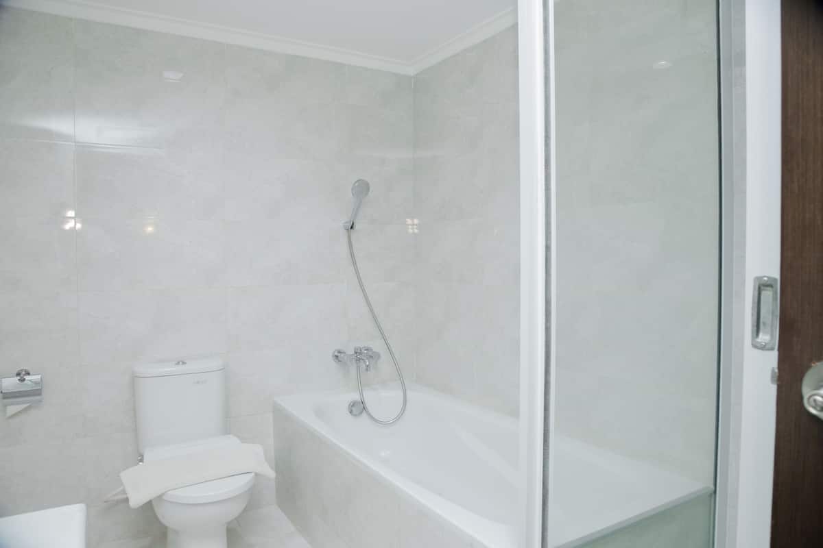 grand suite | bathroom | shower, free toiletries, hair dryer, slippers