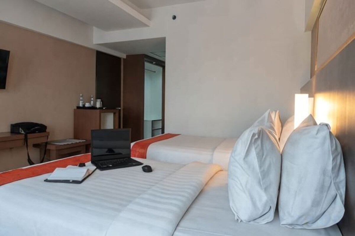 Ropa de cama de alta calidad, minibar, caja fuerte y escritorio