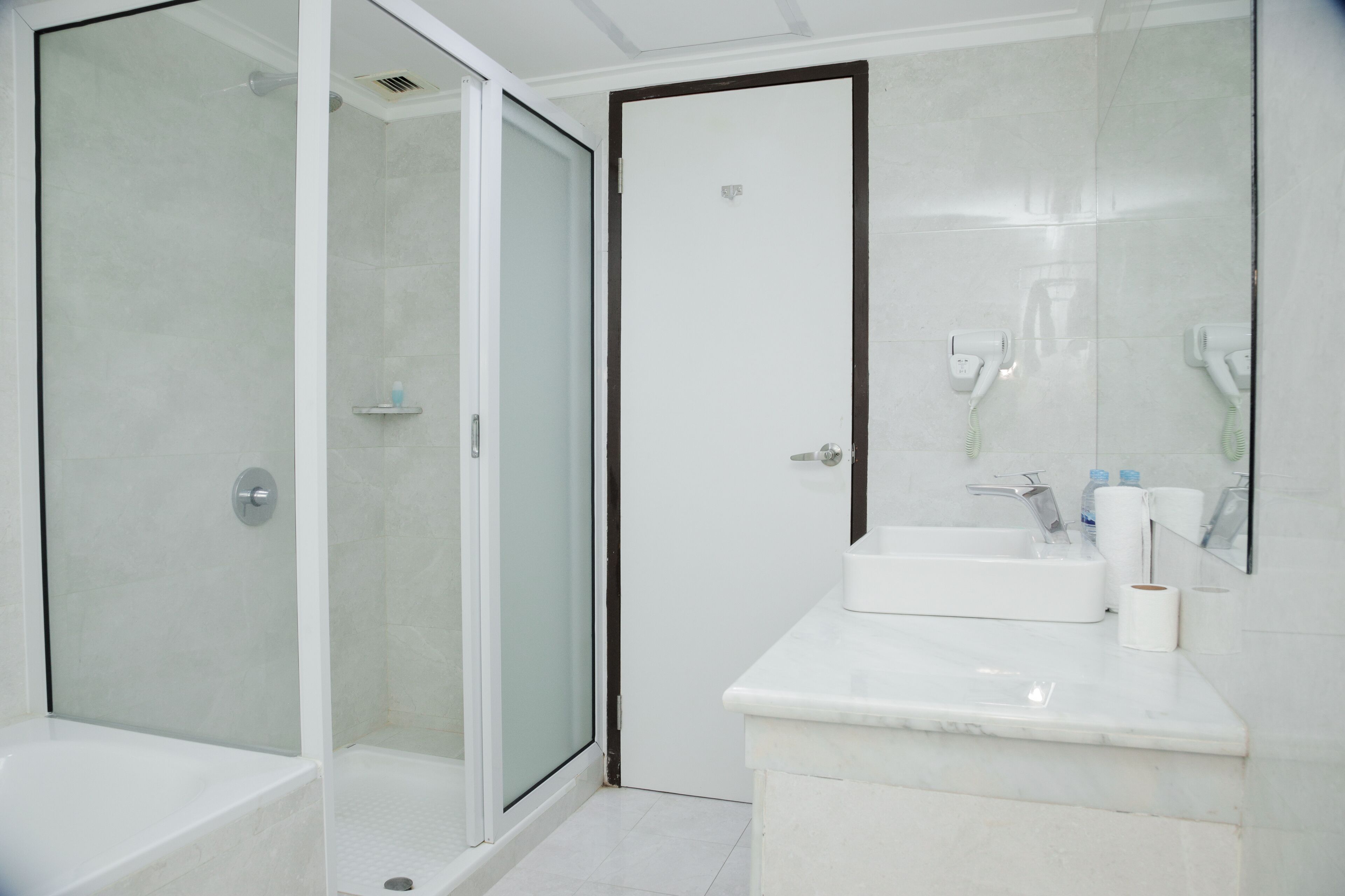 grand suite | bathroom | shower, free toiletries, hair dryer, slippers