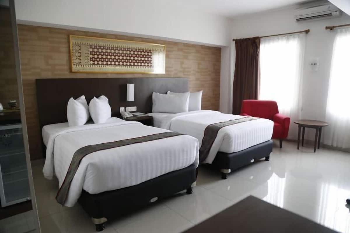 Premium bedding, minibar, in-room safe, desk