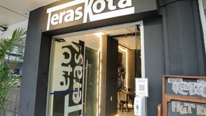 Une devanture de magasin avec une enseigne indiquant « Teraskota ».