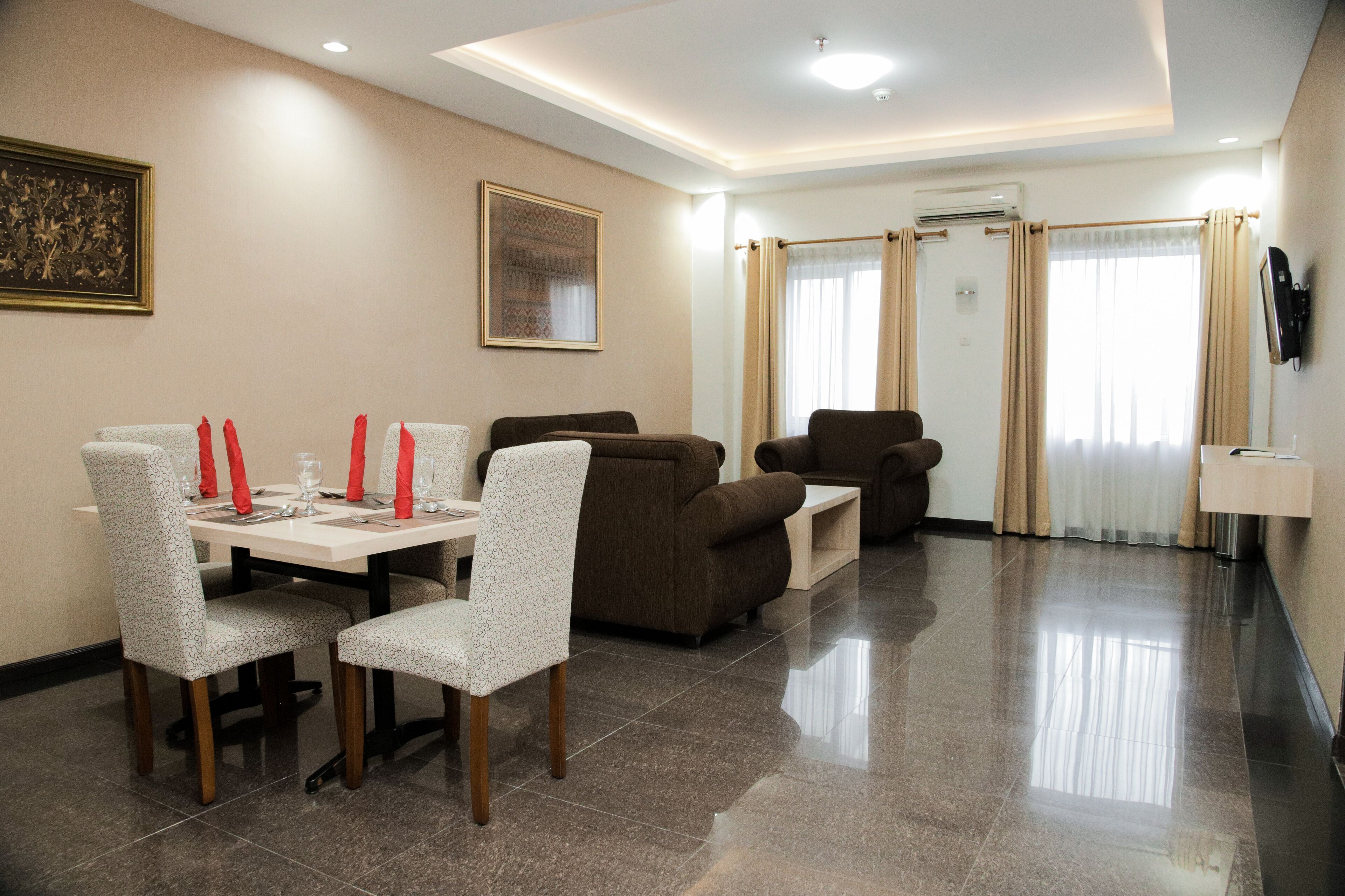 grand suite | living area | 32-inch tv with cable channels