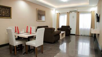 Suíte grand | Área de estar | TV 32 polegadas com canais a cabo