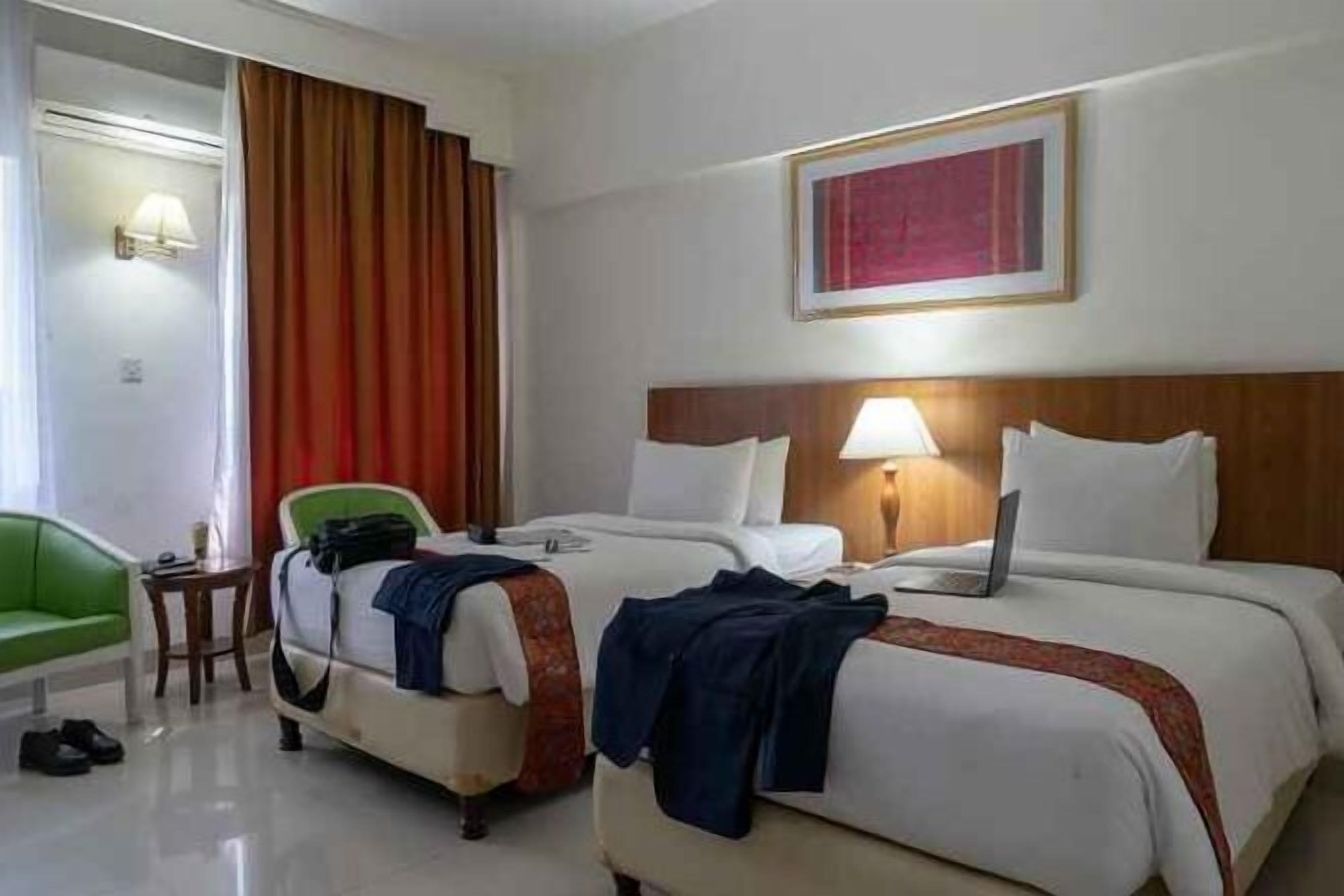 Roupas de cama premium, frigobar, cofres nos quartos, escrivaninha