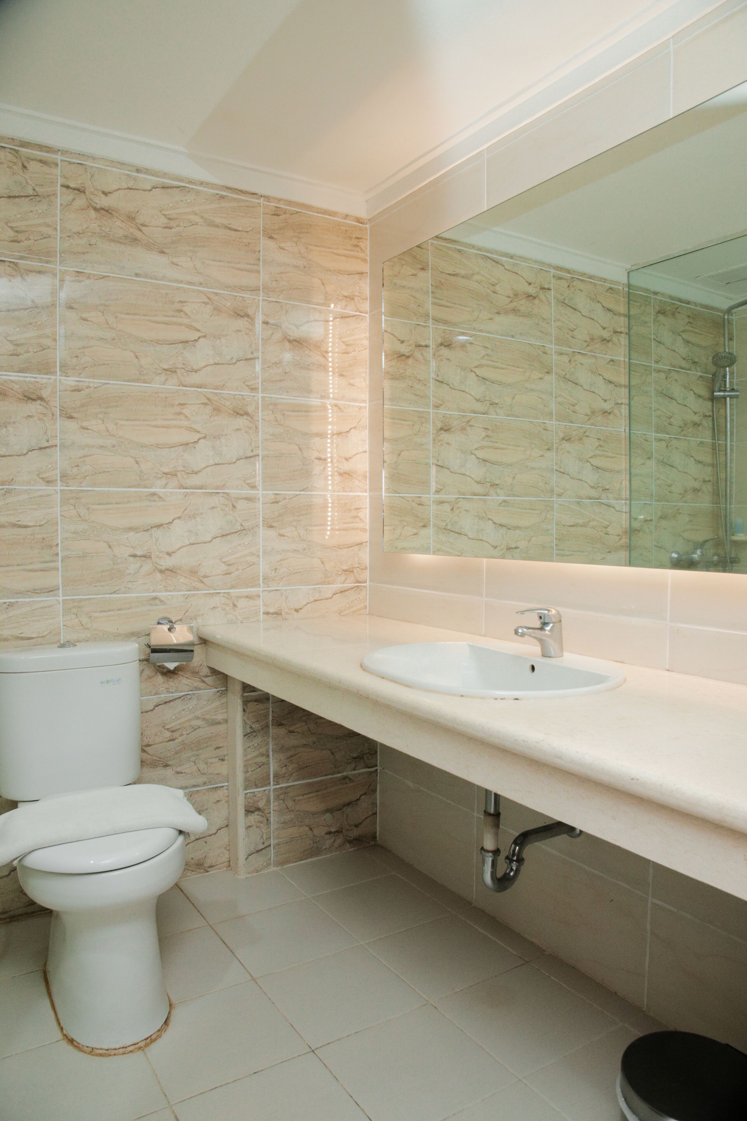 deluxe suite | bathroom | shower, free toiletries, hair dryer, slippers