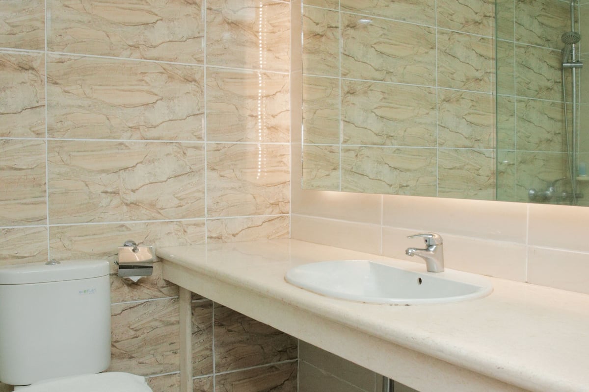 deluxe suite | bathroom | shower, free toiletries, hair dryer, slippers
