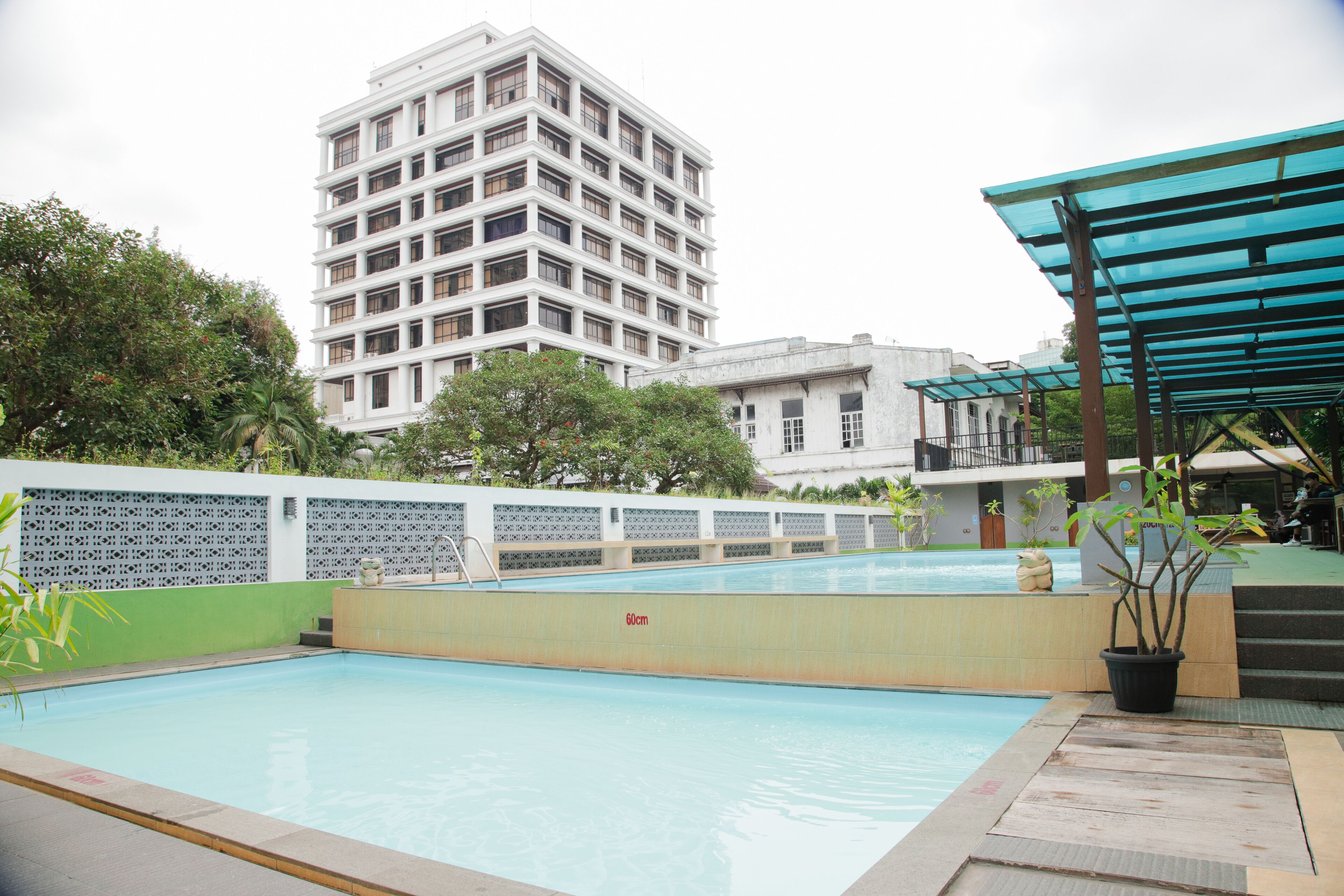 outdoor pool, open 6:00 am to 6:00 pm, pool loungers