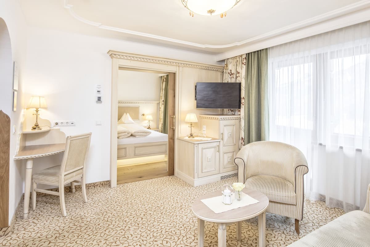 Deluxe Double Room | Living area