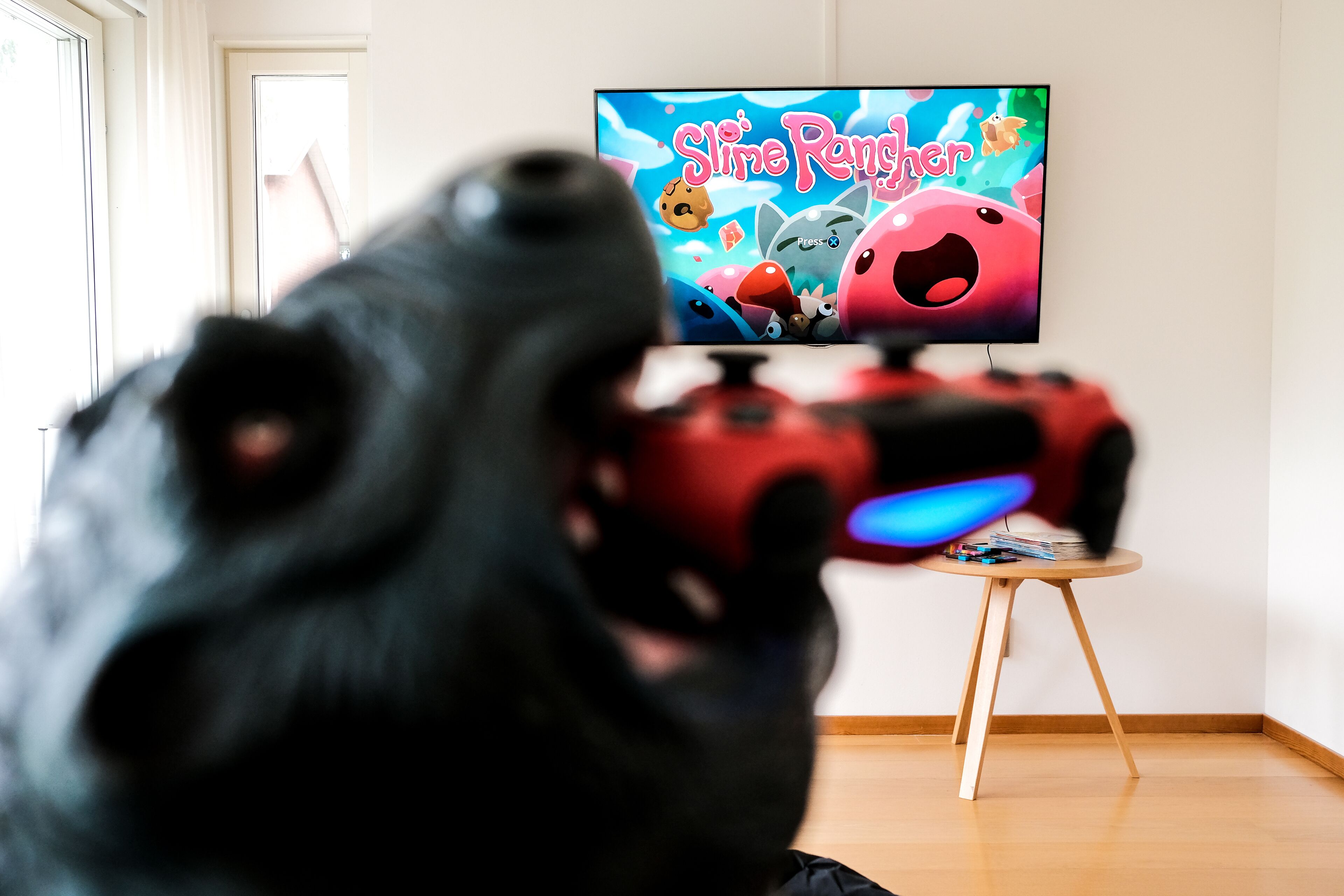 Un téléviseur diffusant l’émission « Slime Ranger », avec une manette de jeu au premier plan.