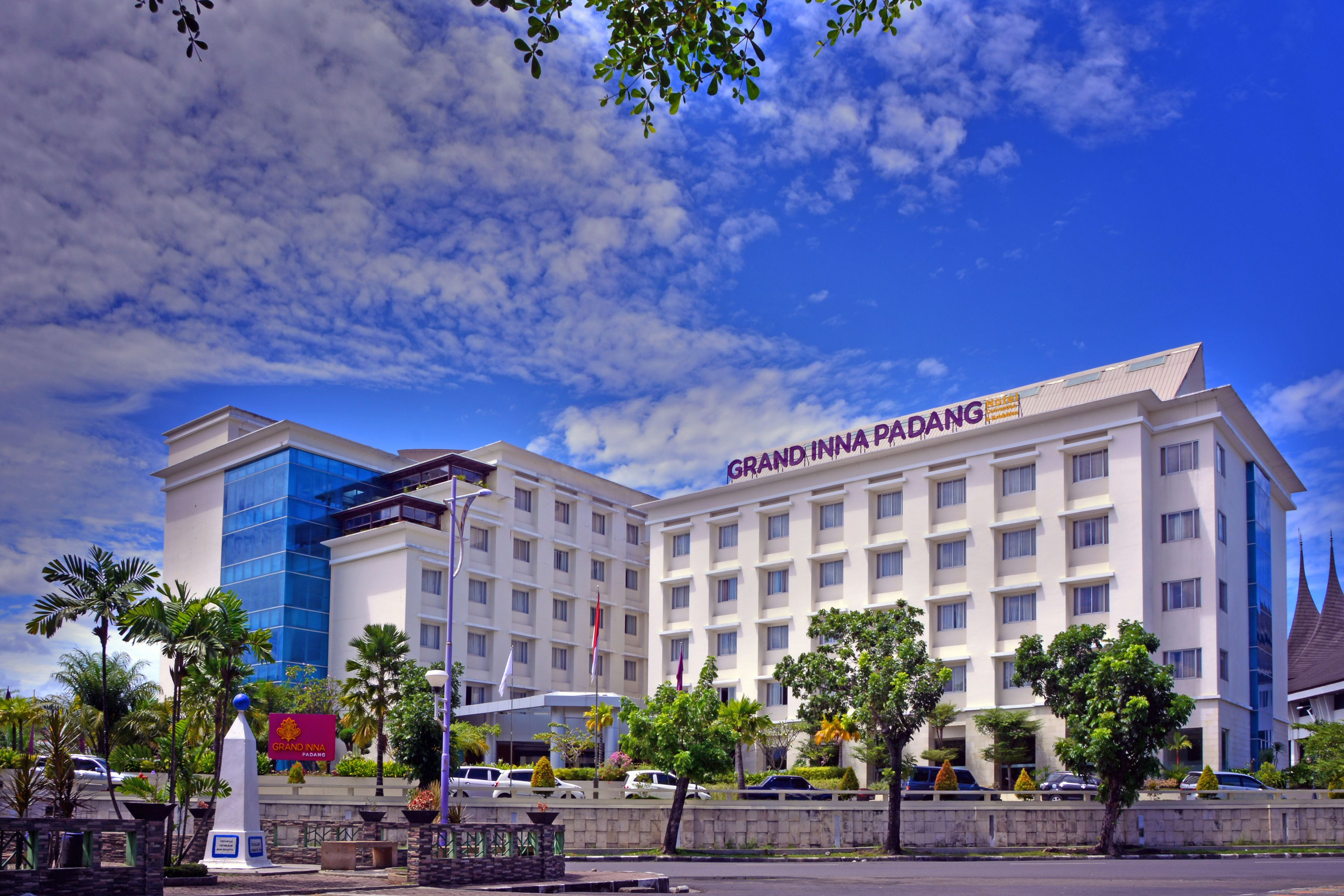 A hotel with a prominent sign reading "GRANDINNA PADANG".