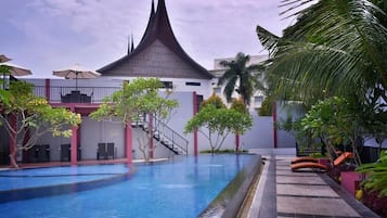 Hồ bơi ngoài trời
