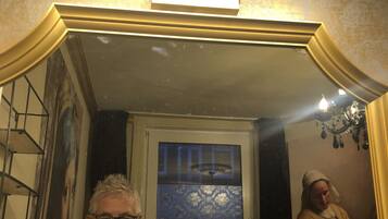 Caja de seguridad en la habitación, wifi gratis y ropa de cama