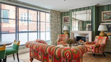 奢华套房, 2 间卧室 | 高档床上用品、迷你吧、客房内保险箱、特色装修