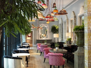 Restaurante con mesas al aire libre