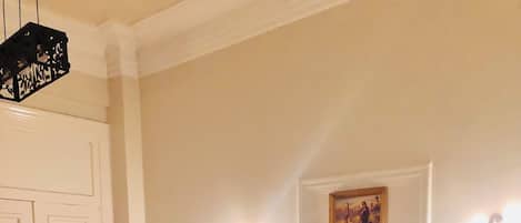 Egyptian cotton sheets, in-room safe, desk, free WiFi