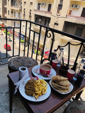 Se ofrece un desayuno típico de la región (5 USD por persona)