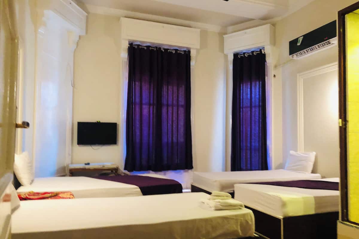 Egyptian cotton sheets, in-room safe, desk, free WiFi
