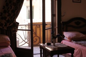 Deluxe-Dreibettzimmer, eigenes Bad, Stadtblick | Bettwäsche aus ägyptischer Baumwolle, Zimmersafe, Schreibtisch