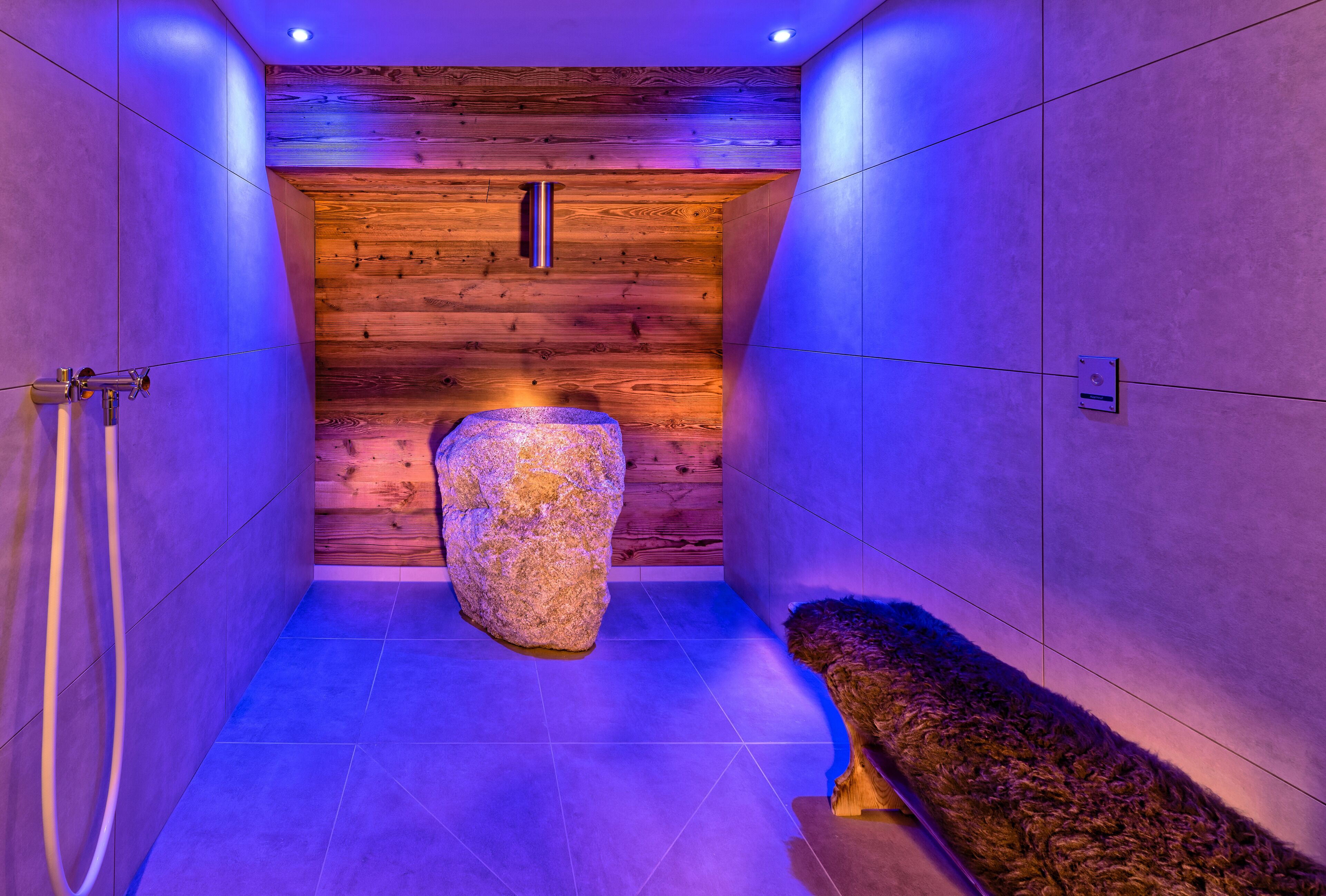 sauna, steam room, turkish bath/hammam, hot stone massages, facials