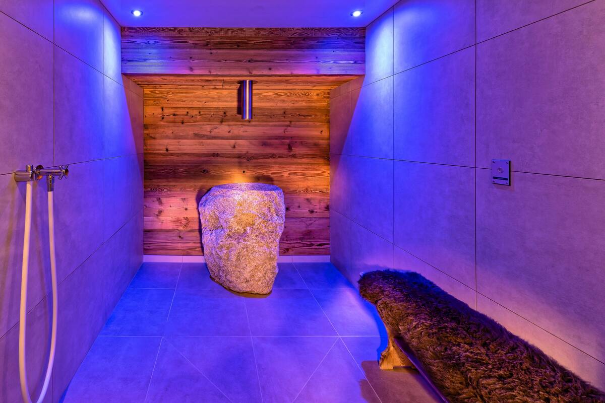 sauna, steam room, turkish bath/hammam, hot stone massages, facials