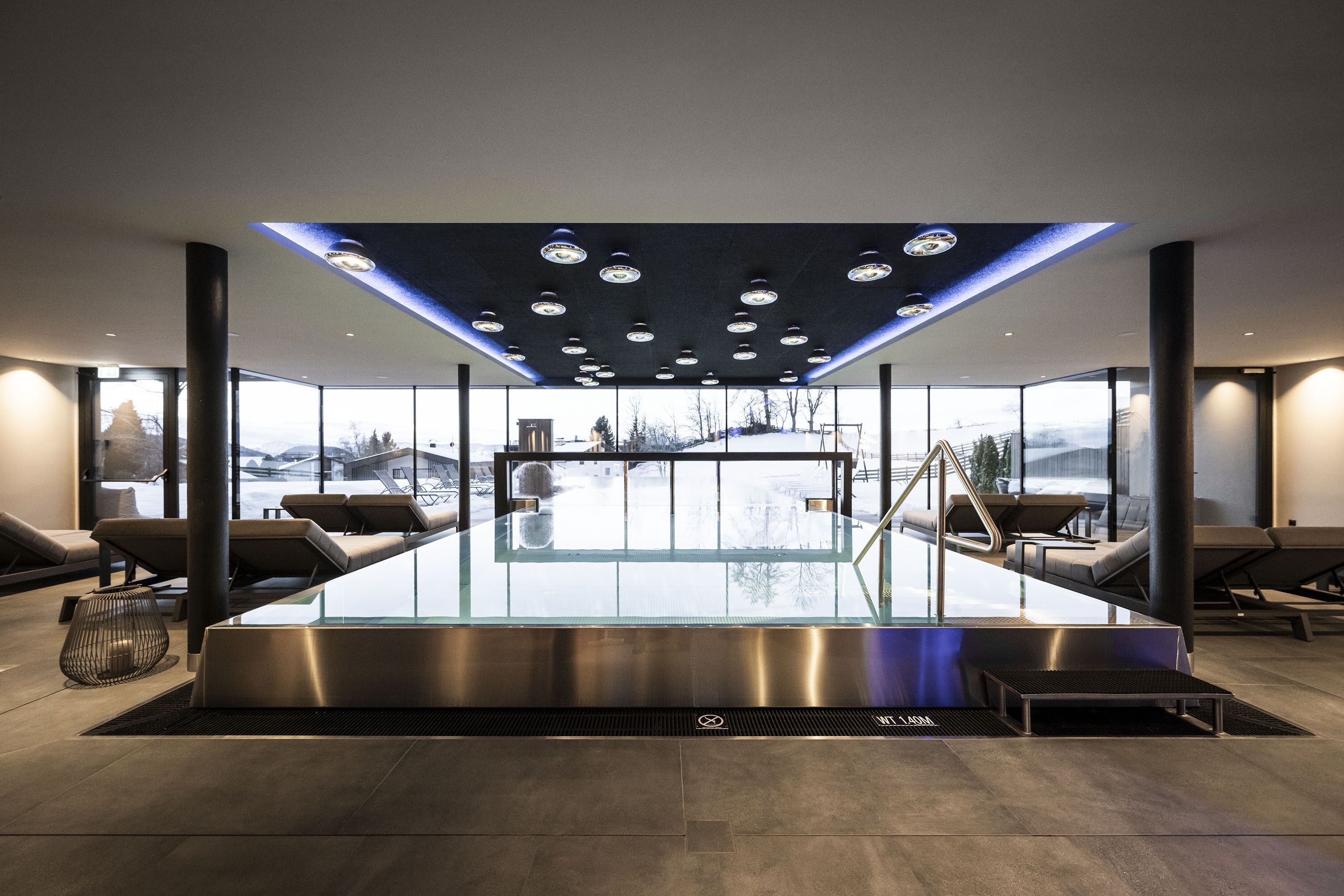 Alberca techada y camastros 