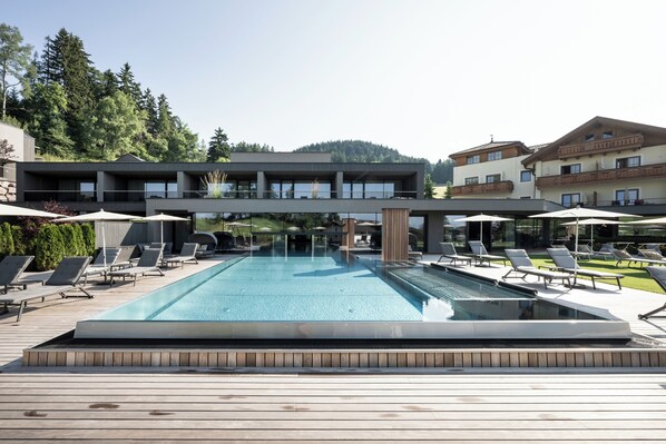 Indoor pool, pool loungers