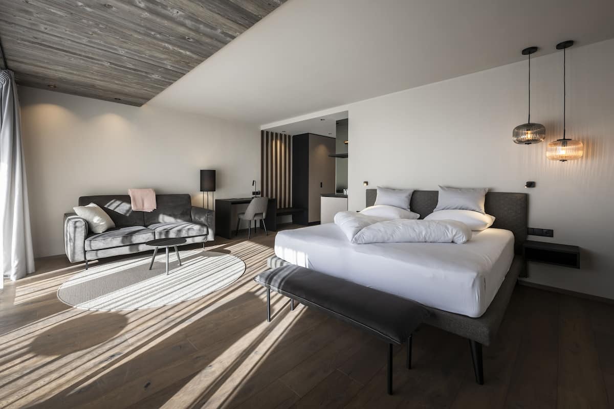 Junior Suite | 2 bedrooms, hypo-allergenic bedding, minibar, in-room safe