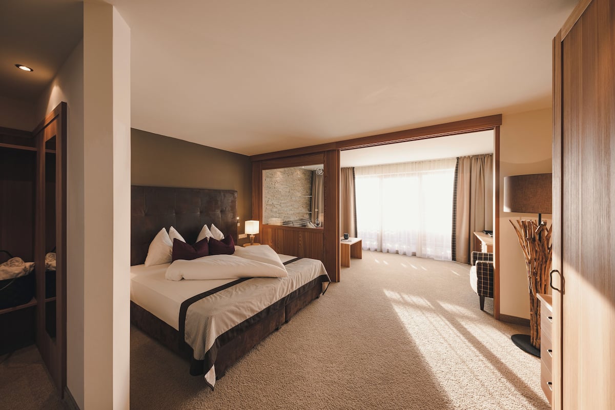 deluxe double room | 2 bedrooms, hypo-allergenic bedding, minibar, in-room safe