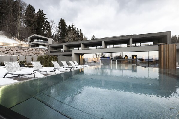 Inomhuspool och solstolar