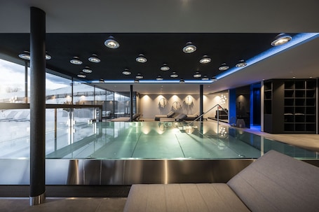 Indoor pool, sun loungers