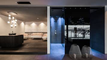 Indoor pool, sun loungers