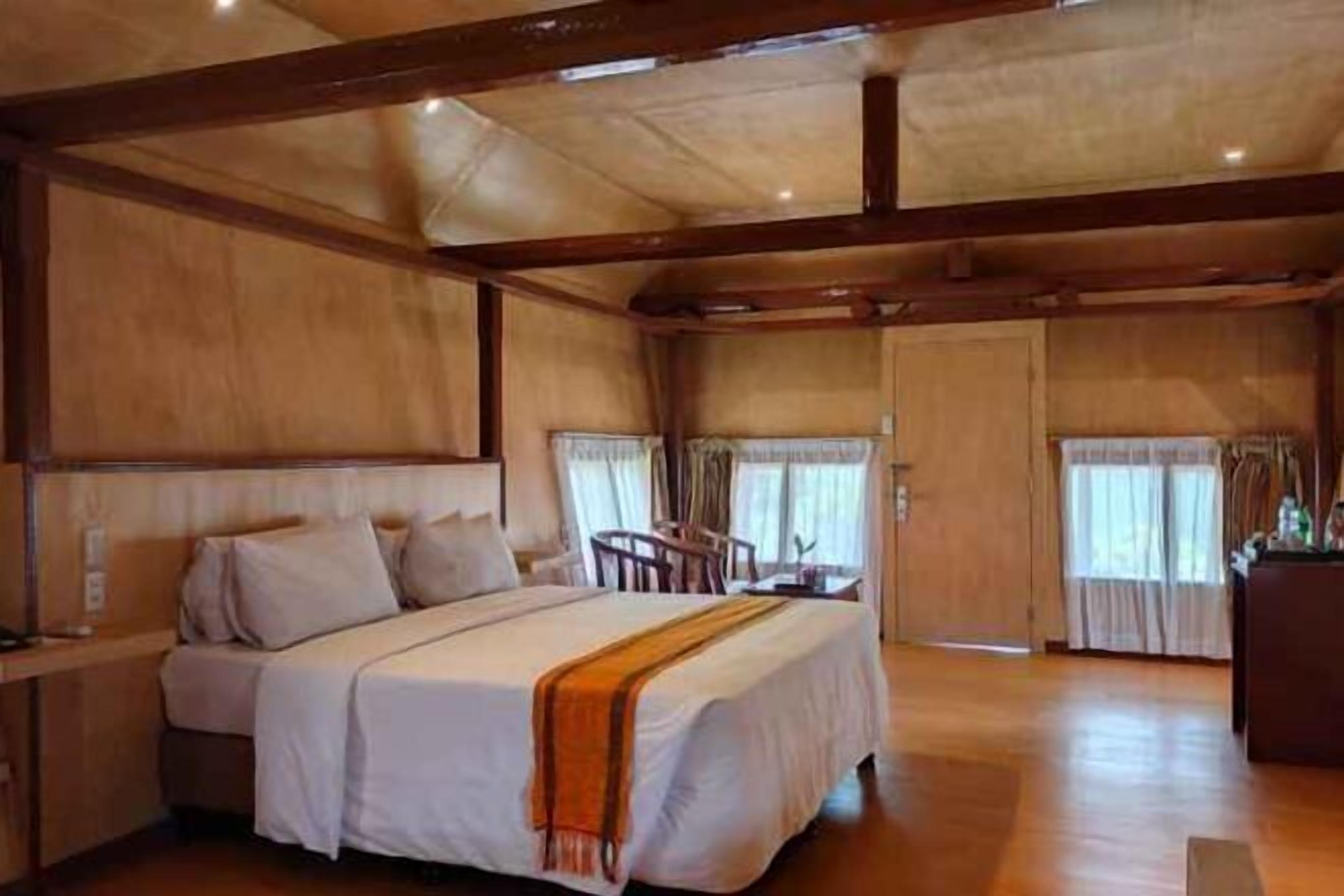 Zimmersafe, Schreibtisch, Verdunkelungsvorhänge, kostenloses WLAN