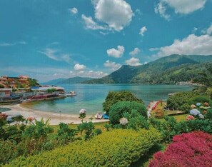 Private beach, white sand, beach shuttle, beach bar - Khas Parapat (Parapat)