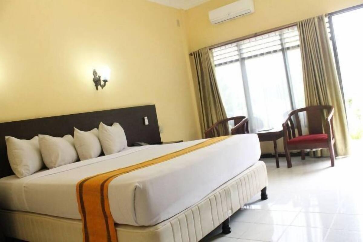 In-room safe, desk, blackout drapes, WiFi (free)