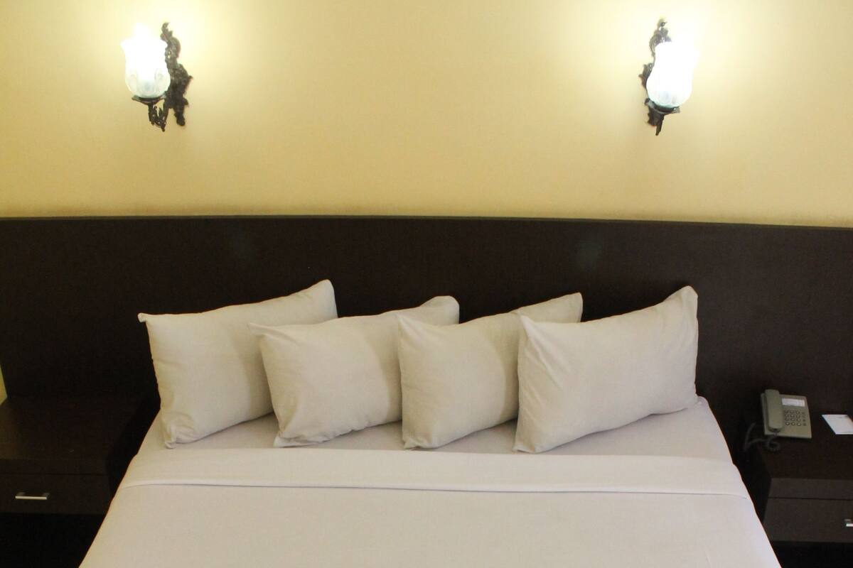 Family Room | In-room safe, desk, blackout drapes, WiFi (free)