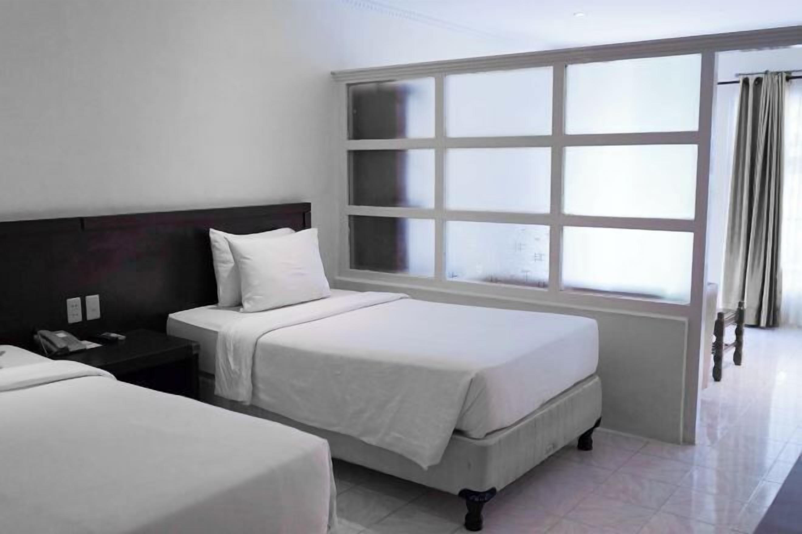 Tallelokero huoneessa, työpöytä, pimennysverhot, ilmainen Wi-Fi